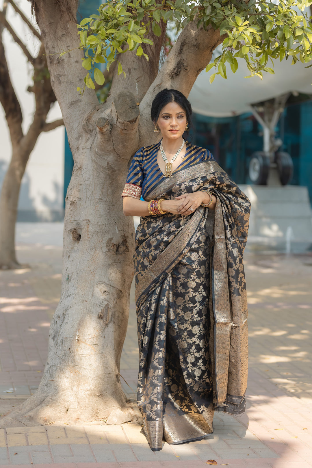 Anu Mishra in Jhalak Black Cotton Linen Blend Saree